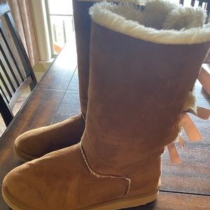 UGG Bailey Bow Boots, sz 8